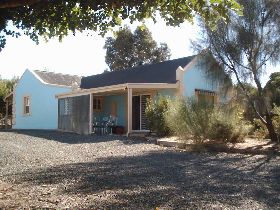 Carob Cottage - Accommodation Airlie Beach 0