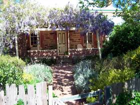 Sea & Vines Cottage Image