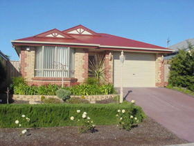 Lakeside Getaway - Whitsundays Tourism 0