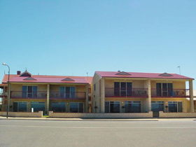 Tumby Bay Hotel Seafront Apartments - Tourism Brisbane 0