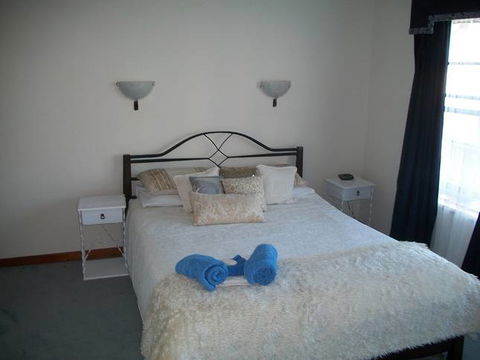 Beachside Apartment - Hove - WA Accommodation 4