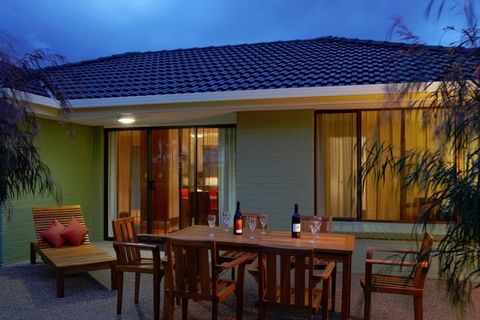 Wyndham Seven Mile Beach - Casino Accommodation 5