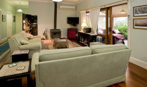 Acacia House Bed And Breakfast - YWait Travel 2