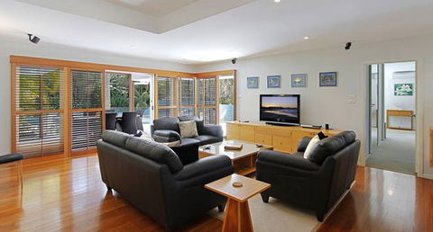 Abode At Byron - YWait Travel 4