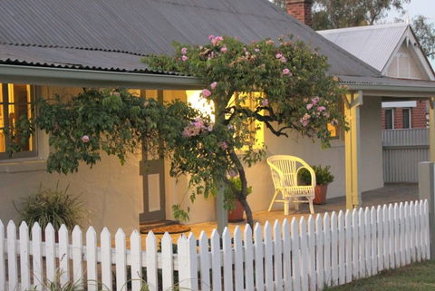 The Cottage Tumut - Townsville Tourism 4