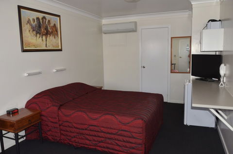 Waltzing Matilda Motor Inn - Whitsundays Tourism 0