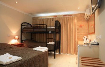 Emerald Central Palms Motel - YWait Travel 0
