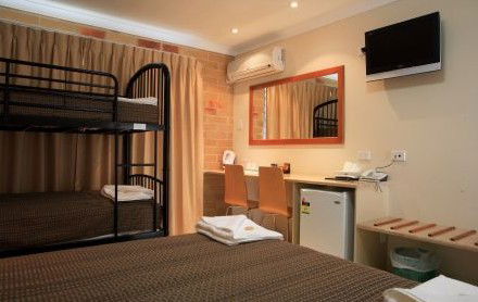 Emerald Central Palms Motel - YWait Travel 3