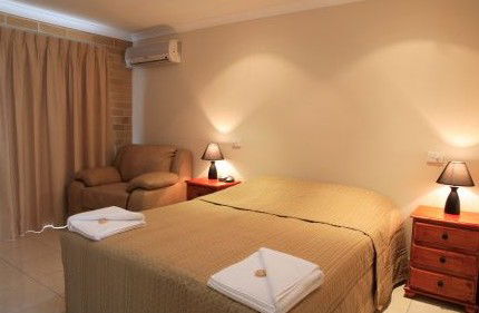 Emerald Central Palms Motel - YWait Travel 4