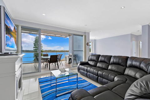 Lakeside Waterfront Apartment 18 - Townsville Tourism 2