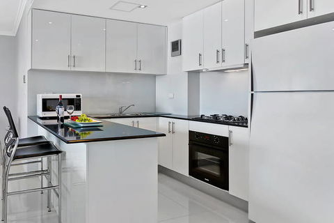Lakeside Waterfront Apartment 18 - Townsville Tourism 3