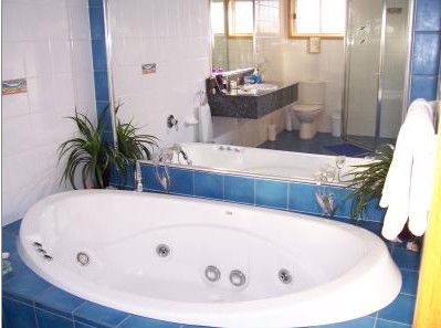 Bateau Bay Beachfront Luxury Accomodation - YWait Travel 0