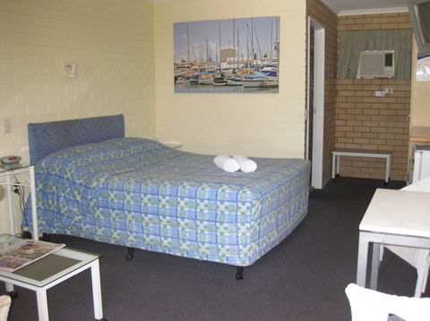 Twin Pines Motel - YWait Travel 0