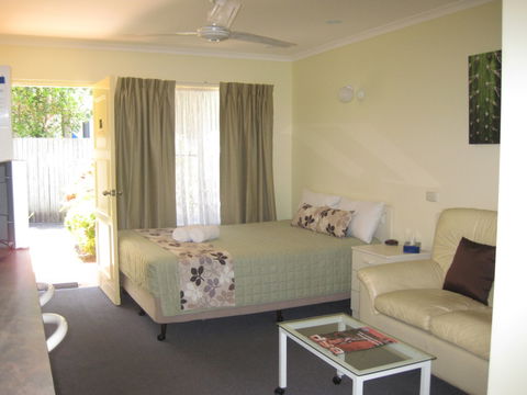 Twin Pines Motel - YWait Travel 1