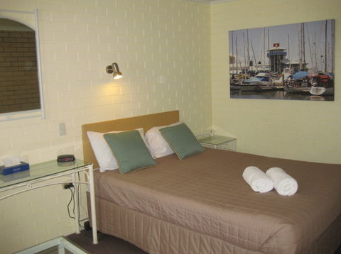 Twin Pines Motel - YWait Travel 2