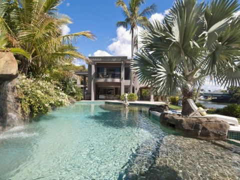 Gold Coast Holiday House Broadbeach - YWait Travel 1