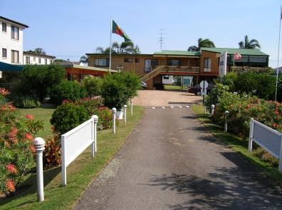 Lake Front Motel - YWait Travel 1