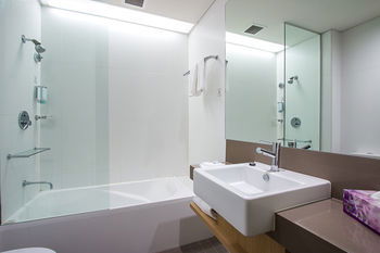 Alpha Hotel Eastern Creek - Whitsundays Tourism 22