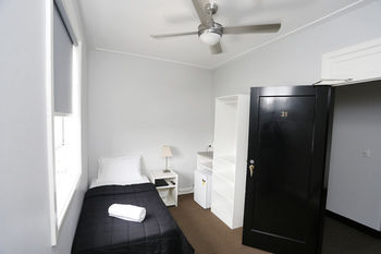 The Lakes Hotel - Casino Accommodation 13
