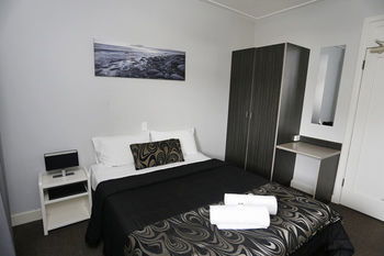 The Lakes Hotel - Casino Accommodation 32