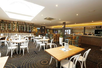 The Lakes Hotel - Casino Accommodation 43