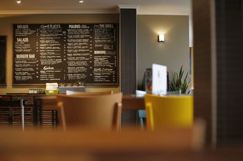 The Lakes Hotel - Casino Accommodation 44