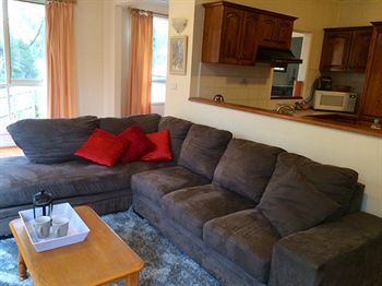 Australian Home Away @ Doncaster Grange Park - WA Accommodation 17