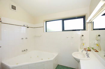 Travellers Motor Village - WA Accommodation 1