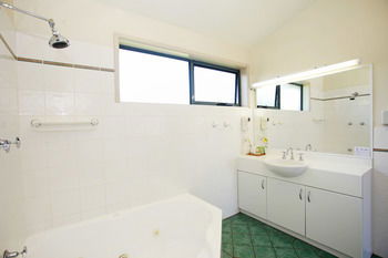 Travellers Motor Village - WA Accommodation 16