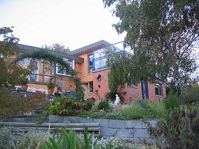 Alexanders Airport Accommodation - YWait Travel 0