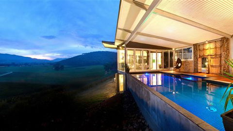 Feathertop Chateau - Townsville Tourism 0