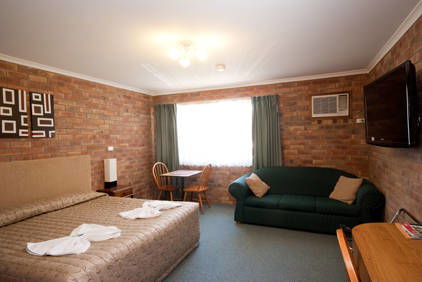 Allan Cunningham Motel And Old Wagon Restaurant - YWait Travel 0