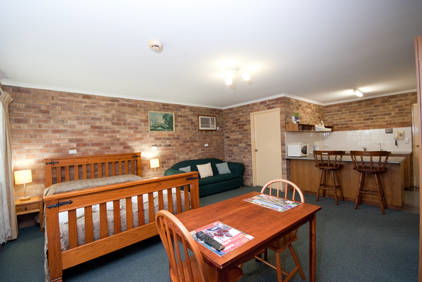 Allan Cunningham Motel And Old Wagon Restaurant - YWait Travel 4