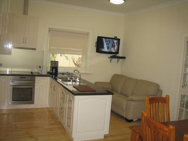 MacDonnell House (Naracoorte Cottages) - thumb 3