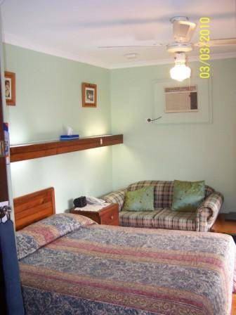 The Coachman Motor Inn - YWait Travel 1