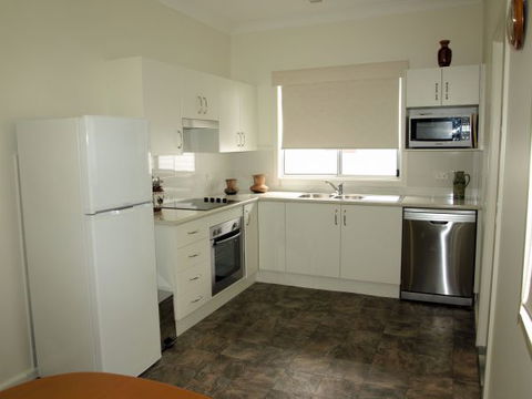 Shamrose Cottage - YWait Travel 3