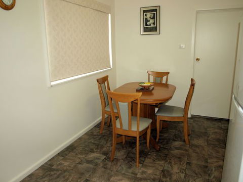 Shamrose Cottage - YWait Travel 7