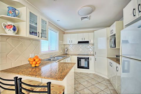 Aqua Leaf Apartment - Accommodation Airlie Beach 0