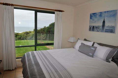 Johanna Bluegum Holiday Cabins - Sunshine Coast Guide 0