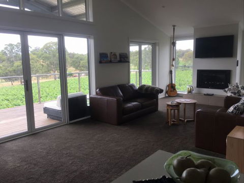 Mortimer's Accommodation Amongst The Vines - Accommodation Yamba 2