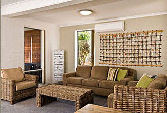 Airlie In Byron - Whitsundays Tourism 1