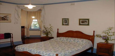 Warwick House - Townsville Tourism 0