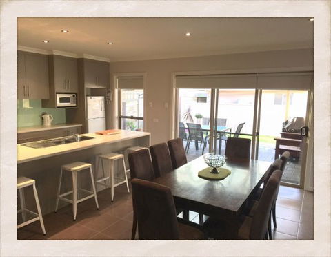 Adore 6 Villa - Sunshine Coast Guide 2
