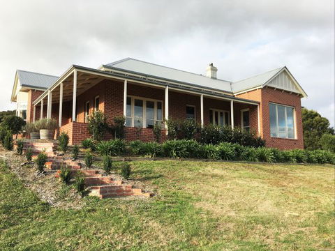 Shearer's Hill - Luxury Farm Stay - YWait Travel 0