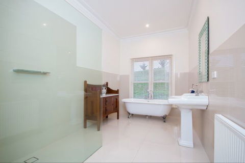 Shearer's Hill - Luxury Farm Stay - YWait Travel 5