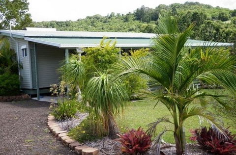 Halls Country Cottages - WA Accommodation 0