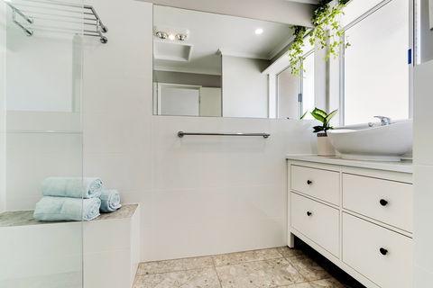 'In The Vines' Guest Cottage - Accommodation Find 6