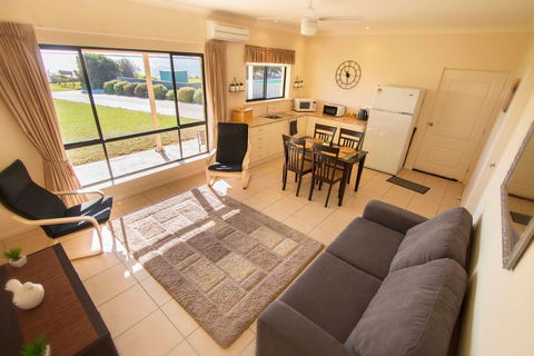 Pelican Perch Retreat - Casino Accommodation 3