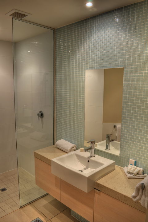 201 Lake Street - Hotel QLD 4