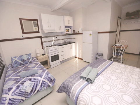 Across Country Motor Inn And Serviced Apartments - Lightning Ridge Tourism 3